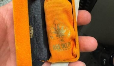 NEW ACES 2G disposable live resin vape pen in sleek black and gold design